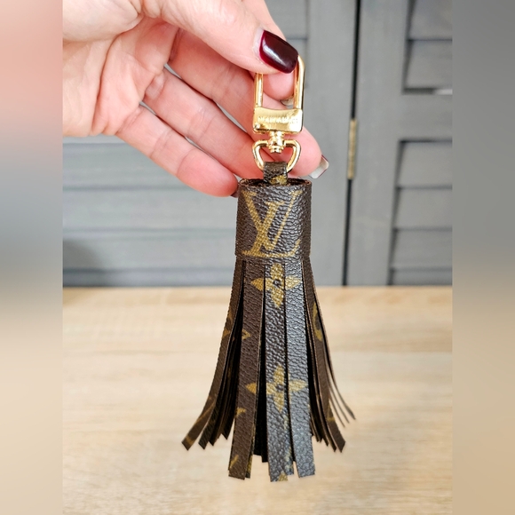 Authentic LOUIS VUITTON Monogram Tassel - Picture 2 of 4